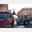 Traktor bagr - nakládka odvozu sněhu